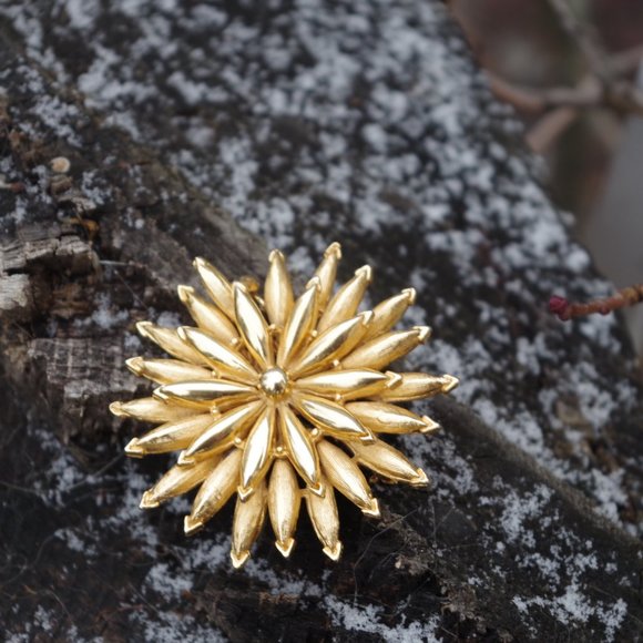 Vintage 3D Flower Articulate Brushed Gold plated - Picture 2 of 4